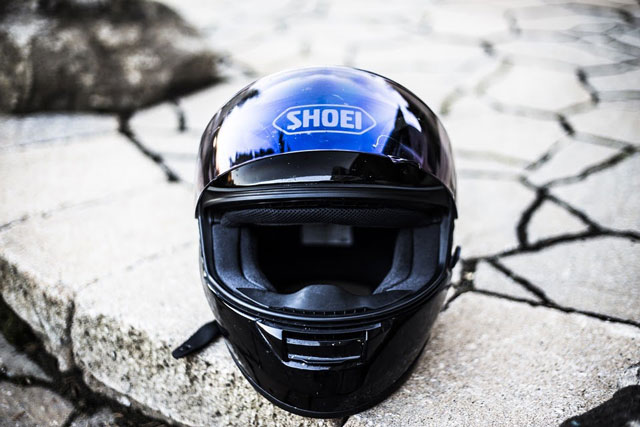 Motorcycle riding helmet