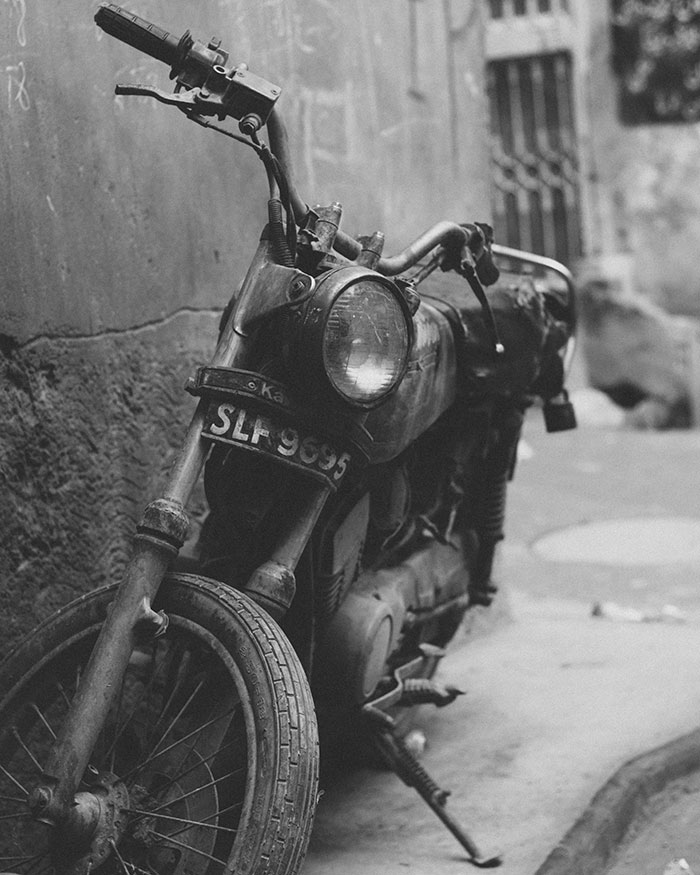 a motorcycle is parked in an alleyway